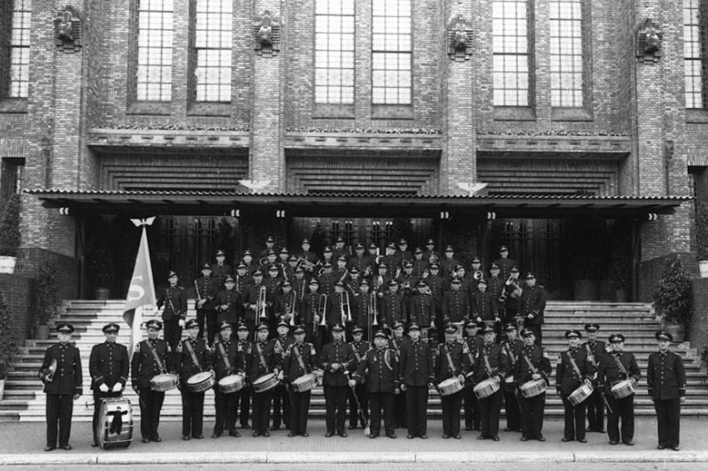 harmonierorkest Nederlandse Spoorwegen voor ingang van De Inktpot Utrecht