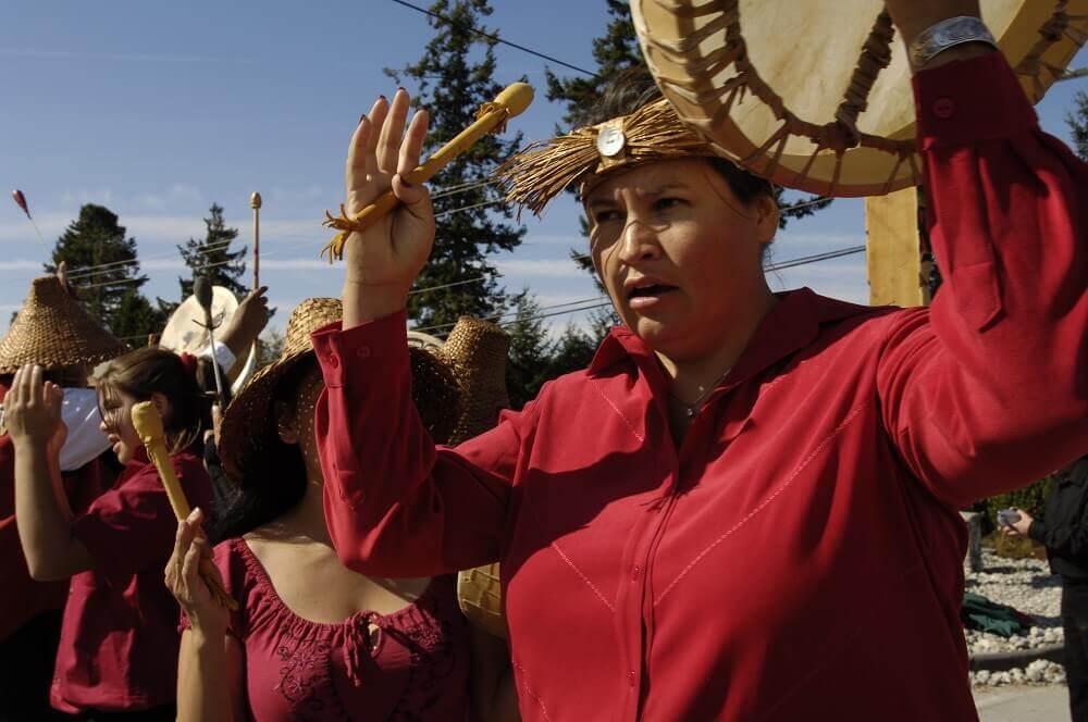 indiaanse vrouw zingt en slaat op trommel