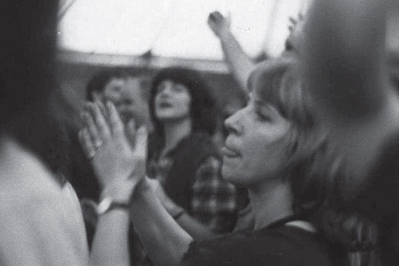 zwartwitfoto van dansende vrouw in de jaren 70
