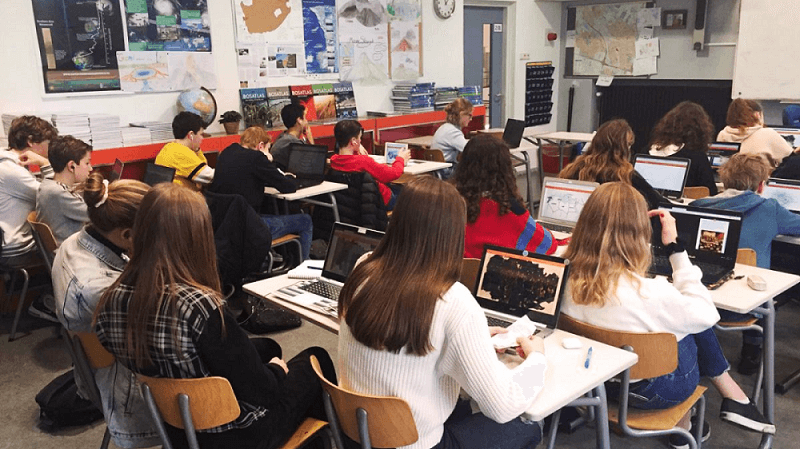 dilemmagame keuzestrijd wordt gespeeld in de klas