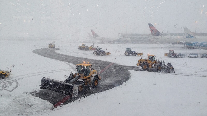 sneeuwstorm op schiphol