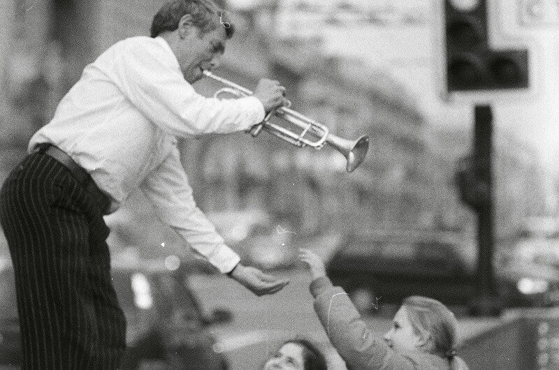 straatmuzikant speelt trompet